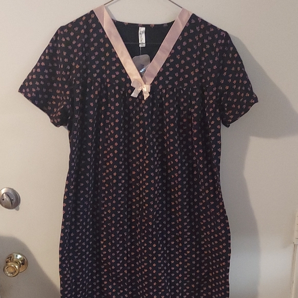 Caroline Dresses & Skirts - Navy and Pink Caroline brand NWT Midi Dress